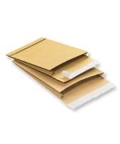 Versandtaschen mit Seitenfalten, braun und weiß im DIN A4-Format